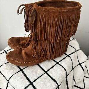 Brown boho Fringe Suede moccasin boots size 10